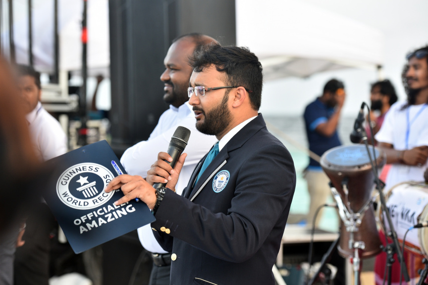 އޮކްޓޯބަރ 1، 2019: މިއަހަރުގެ ފަތުރުވެރިކަމުގެ ދުވަސް ފާހަގަކުރުމަށް ކުރިއަށް ގެންދާ ޕްރޮގްރާމް ތަކުގެ ތެރޭގައި ހިމެނިގެން މިނިސްޓްރީ އޮފް ޓޫރިޒަމުން އިންތިޒާމް ކޮށްގެން "ނޭވާ" ގެ ނަމުގައި 521 ޑައިވަރުންނާއިއެކު ރާއްޖޭގައި ބޭއްވި ފްރީޑައިވިންގް ވަރލްޑް ރެކޯޑް ގާއިމް ކުރުން: ފްރީޑައިވް ގައި ރައީސް ސޯލިހް ވަނީ އަމަލީގޮތުން ބައިވެރިވެ ވަޑައިގެންފައި -- ފޮޓޯ/ ރައީސް އޮފީސް
