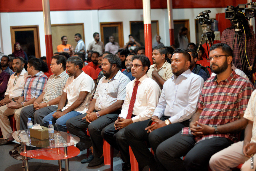 އޮކްޓޯބަރ 6، 2019: ތުލުސްދޫ ދާއިރާގެ ކުރީގެ މެންބަރު މުހައްމަދު ވަހީދު އިބްރާހިމް (ލޯޔަރު ވައްޑެ) ޖުމްހޫރީ ޕާޓީއަށް ސޮއިކުރުމަށް ބޭއްވި ރަސްމިއްޔާތުގެ ތެރެއިން -- ސަން ފޮޓޯ/ ފަޔާޒު މޫސާ