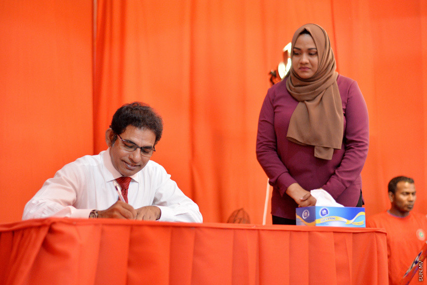 އޮކްޓޯބަރ 6، 2019: ތުލުސްދޫ ދާއިރާގެ ކުރީގެ މެންބަރު މުހައްމަދު ވަހީދު އިބްރާހިމް (ލޯޔަރު ވައްޑެ) ޖުމްހޫރީ ޕާޓީއަށް ސޮއިކުރުމަށް ބޭއްވި ރަސްމިއްޔާތުގެ ތެރެއިން -- ސަން ފޮޓޯ/ ފަޔާޒު މޫސާ