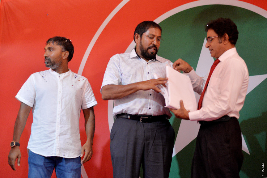 އޮކްޓޯބަރ 6، 2019: ތުލުސްދޫ ދާއިރާގެ ކުރީގެ މެންބަރު މުހައްމަދު ވަހީދު އިބްރާހިމް (ލޯޔަރު ވައްޑެ) ޖުމްހޫރީ ޕާޓީއަށް ސޮއިކުރުމަށް ބޭއްވި ރަސްމިއްޔާތުގެ ތެރެއިން -- ސަން ފޮޓޯ/ ފަޔާޒު މޫސާ