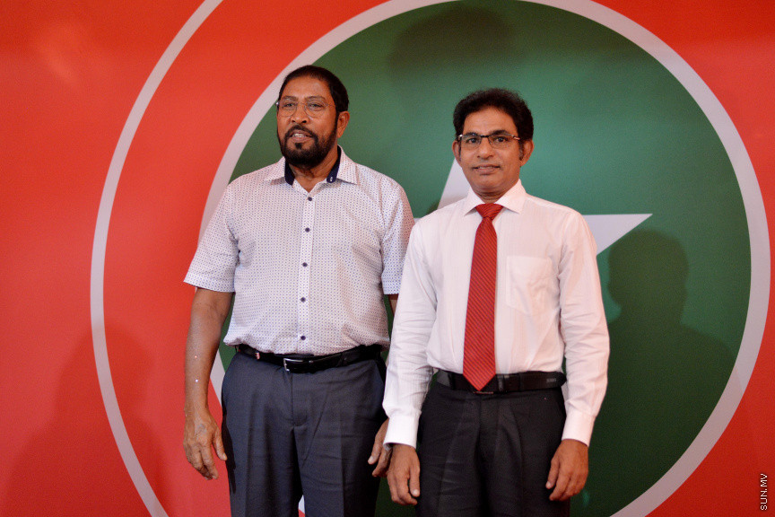 އޮކްޓޯބަރ 6، 2019: ތުލުސްދޫ ދާއިރާގެ ކުރީގެ މެންބަރު މުހައްމަދު ވަހީދު އިބްރާހިމް (ލޯޔަރު ވައްޑެ) ޖުމްހޫރީ ޕާޓީއަށް ސޮއިކުރުމަށް ބޭއްވި ރަސްމިއްޔާތުގެ ތެރެއިން -- ސަން ފޮޓޯ/ ފަޔާޒު މޫސާ