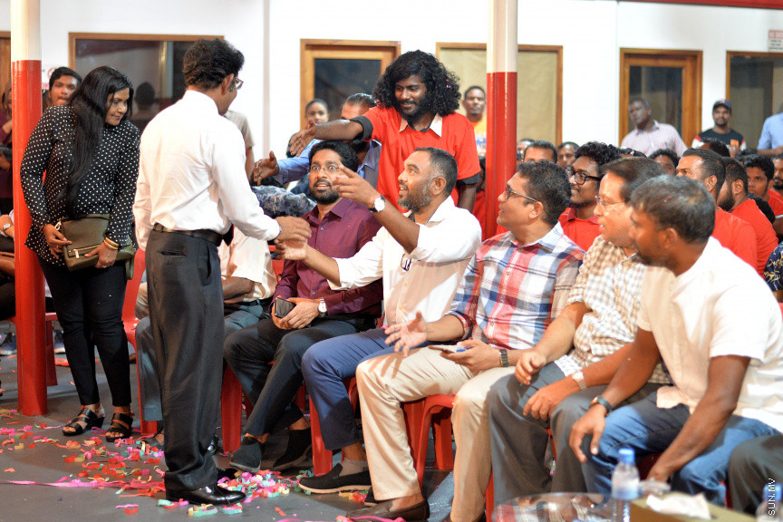 އޮކްޓޯބަރ 6، 2019: ތުލުސްދޫ ދާއިރާގެ ކުރީގެ މެންބަރު މުހައްމަދު ވަހީދު އިބްރާހިމް (ލޯޔަރު ވައްޑެ) ޖުމްހޫރީ ޕާޓީއަށް ސޮއިކުރުމަށް ބޭއްވި ރަސްމިއްޔާތުގެ ތެރެއިން -- ސަން ފޮޓޯ/ ފަޔާޒު މޫސާ