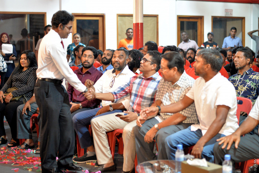 އޮކްޓޯބަރ 6، 2019: ތުލުސްދޫ ދާއިރާގެ ކުރީގެ މެންބަރު މުހައްމަދު ވަހީދު އިބްރާހިމް (ލޯޔަރު ވައްޑެ) ޖުމްހޫރީ ޕާޓީއަށް ސޮއިކުރުމަށް ބޭއްވި ރަސްމިއްޔާތުގެ ތެރެއިން -- ސަން ފޮޓޯ/ ފަޔާޒު މޫސާ