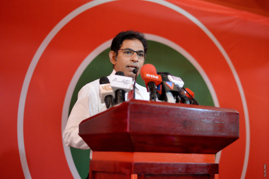 އޮކްޓޯބަރ 6، 2019: ތުލުސްދޫ ދާއިރާގެ ކުރީގެ މެންބަރު މުހައްމަދު ވަހީދު އިބްރާހިމް (ލޯޔަރު ވައްޑެ) ޖުމްހޫރީ ޕާޓީއަށް ސޮއިކުރުމަށް ބޭއްވި ރަސްމިއްޔާތުގެ ތެރެއިން -- ސަން ފޮޓޯ/ ފަޔާޒު މޫސާ