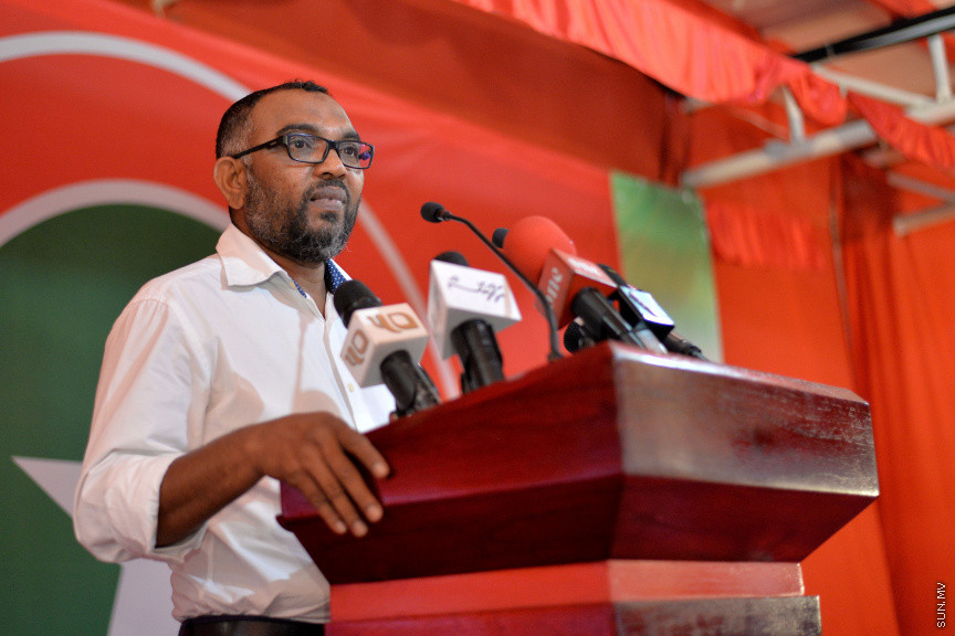 އޮކްޓޯބަރ 6، 2019: ތުލުސްދޫ ދާއިރާގެ ކުރީގެ މެންބަރު މުހައްމަދު ވަހީދު އިބްރާހިމް (ލޯޔަރު ވައްޑެ) ޖުމްހޫރީ ޕާޓީއަށް ސޮއިކުރުމަށް ބޭއްވި ރަސްމިއްޔާތުގެ ތެރެއިން -- ސަން ފޮޓޯ/ ފަޔާޒު މޫސާ