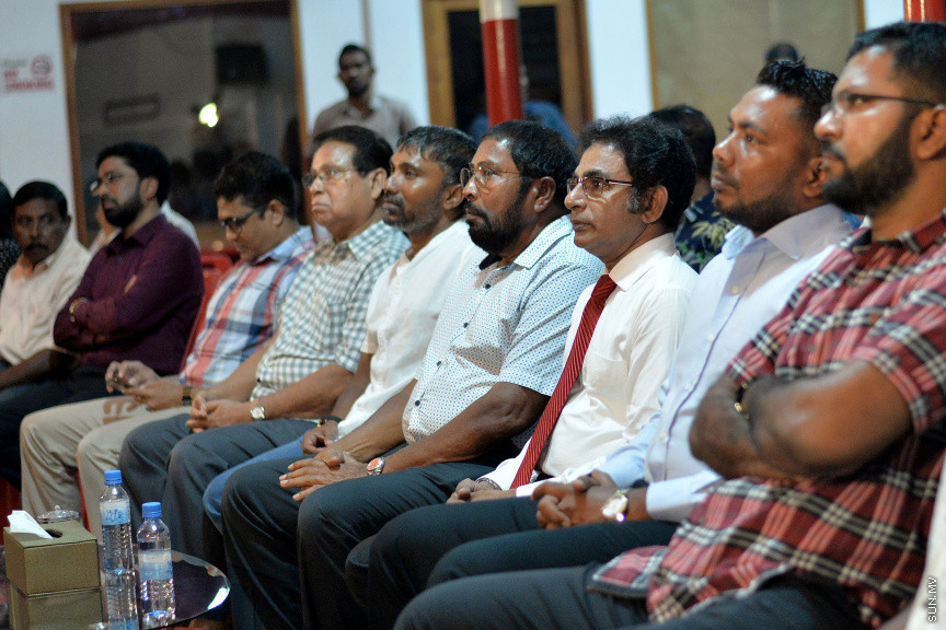 އޮކްޓޯބަރ 6، 2019: ތުލުސްދޫ ދާއިރާގެ ކުރީގެ މެންބަރު މުހައްމަދު ވަހީދު އިބްރާހިމް (ލޯޔަރު ވައްޑެ) ޖުމްހޫރީ ޕާޓީއަށް ސޮއިކުރުމަށް ބޭއްވި ރަސްމިއްޔާތުގެ ތެރެއިން -- ސަން ފޮޓޯ/ ފަޔާޒު މޫސާ