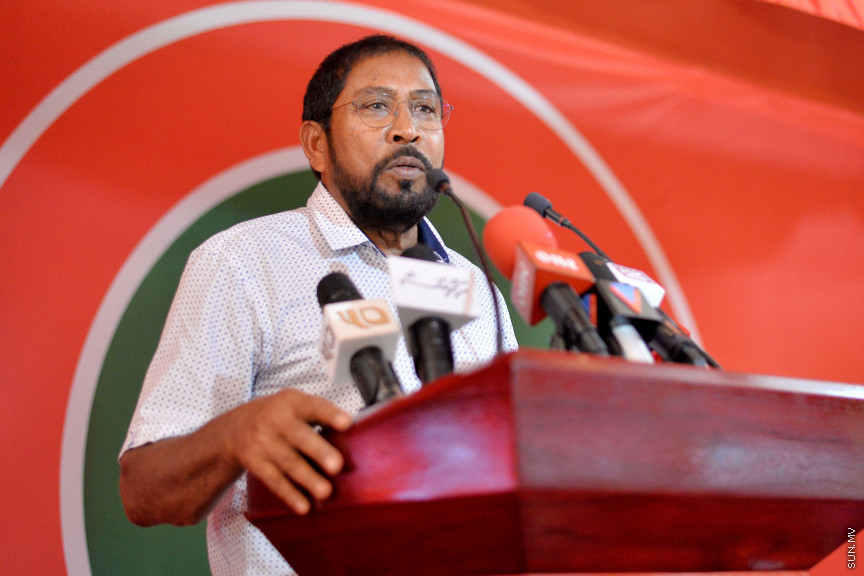 އޮކްޓޯބަރ 6، 2019: ތުލުސްދޫ ދާއިރާގެ ކުރީގެ މެންބަރު މުހައްމަދު ވަހީދު އިބްރާހިމް (ލޯޔަރު ވައްޑެ) ޖުމްހޫރީ ޕާޓީއަށް ސޮއިކުރުމަށް ބޭއްވި ރަސްމިއްޔާތުގެ ތެރެއިން -- ސަން ފޮޓޯ/ ފަޔާޒު މޫސާ