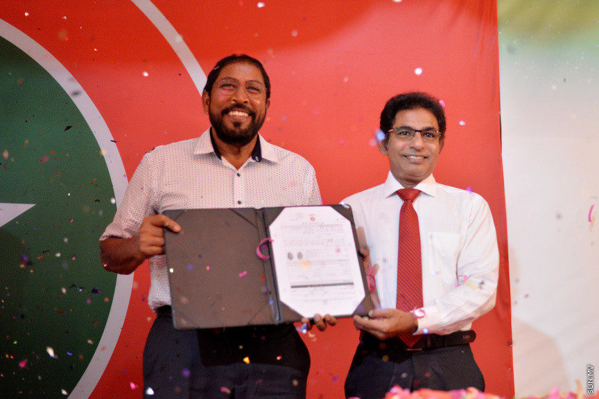 އޮކްޓޯބަރ 6، 2019: ތުލުސްދޫ ދާއިރާގެ ކުރީގެ މެންބަރު މުހައްމަދު ވަހީދު އިބްރާހިމް (ލޯޔަރު ވައްޑެ) ޖުމްހޫރީ ޕާޓީއަށް ސޮއިކުރުމަށް ބޭއްވި ރަސްމިއްޔާތުގެ ތެރެއިން -- ސަން ފޮޓޯ/ ފަޔާޒު މޫސާ