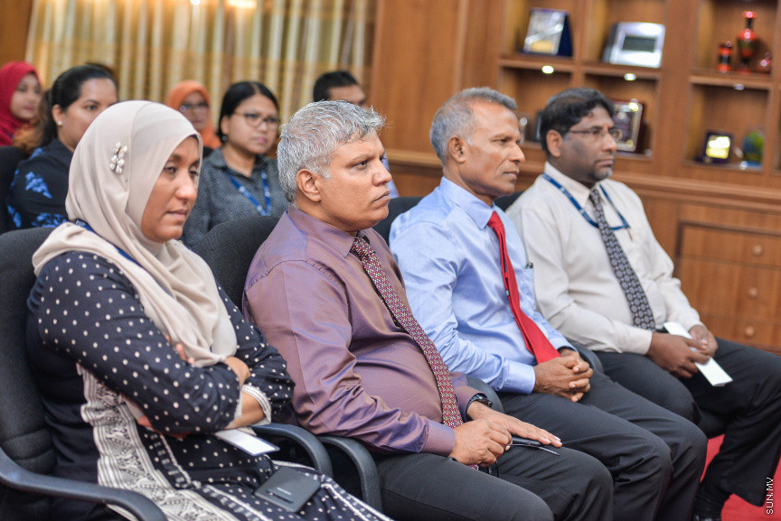 އޮކްޓޫބަރ 15، 2019: ދިވެހިރާއްޖޭގެ ޤައުމީ ޔުނިވާސިޓީގެ ރިސާޗް ގްރާންޓު އެވާޑް ހާސިލްކުރެއްވި ބޭފުޅުންނަށް ގްރާންޓް އެވޯޑް ހަވާލުކުރުމަށް ޔުނިވަސިޓީގައި ބޭއްވި ރަސްމިއްޔާތުގެ ތެރެއިން -- ސަން ފޮޓޯ/ ފަޔާޒު މޫސާ