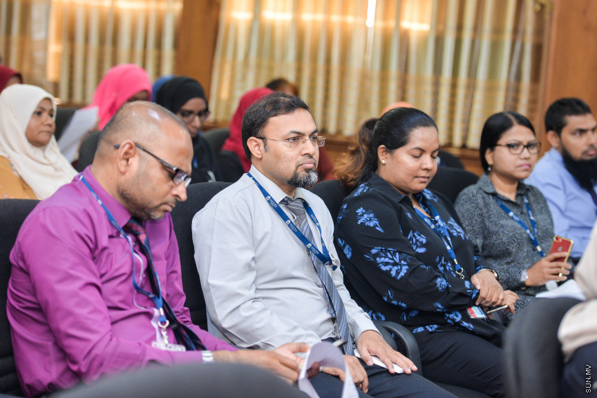 އޮކްޓޫބަރ 15، 2019: ދިވެހިރާއްޖޭގެ ޤައުމީ ޔުނިވާސިޓީގެ ރިސާޗް ގްރާންޓު އެވާޑް ހާސިލްކުރެއްވި ބޭފުޅުންނަށް ގްރާންޓް އެވޯޑް ހަވާލުކުރުމަށް ޔުނިވަސިޓީގައި ބޭއްވި ރަސްމިއްޔާތުގެ ތެރެއިން -- ސަން ފޮޓޯ/ ފަޔާޒު މޫސާ