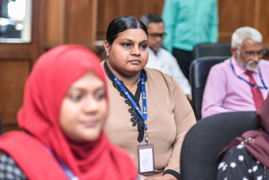 އޮކްޓޫބަރ 15، 2019: ދިވެހިރާއްޖޭގެ ޤައުމީ ޔުނިވާސިޓީގެ ރިސާޗް ގްރާންޓު އެވާޑް ހާސިލްކުރެއްވި ބޭފުޅުންނަށް ގްރާންޓް އެވޯޑް ހަވާލުކުރުމަށް ޔުނިވަސިޓީގައި ބޭއްވި ރަސްމިއްޔާތުގެ ތެރެއިން -- ސަން ފޮޓޯ/ ފަޔާޒު މޫސާ