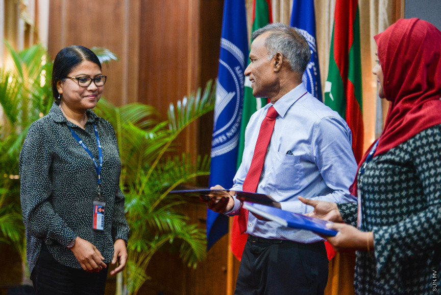 އޮކްޓޫބަރ 15، 2019: ދިވެހިރާއްޖޭގެ ޤައުމީ ޔުނިވާސިޓީގެ ރިސާޗް ގްރާންޓު އެވާޑް ހާސިލްކުރެއްވި ބޭފުޅުންނަށް ގްރާންޓް އެވޯޑް ހަވާލުކުރުމަށް ޔުނިވަސިޓީގައި ބޭއްވި ރަސްމިއްޔާތުގެ ތެރެއިން -- ސަން ފޮޓޯ/ ފަޔާޒު މޫސާ