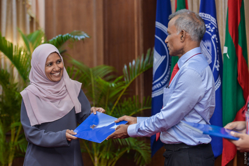 އޮކްޓޫބަރ 15، 2019: ދިވެހިރާއްޖޭގެ ޤައުމީ ޔުނިވާސިޓީގެ ރިސާޗް ގްރާންޓު އެވާޑް ހާސިލްކުރެއްވި ބޭފުޅުންނަށް ގްރާންޓް އެވޯޑް ހަވާލުކުރުމަށް ޔުނިވަސިޓީގައި ބޭއްވި ރަސްމިއްޔާތުގެ ތެރެއިން -- ސަން ފޮޓޯ/ ފަޔާޒު މޫސާ