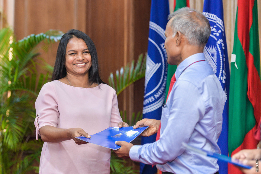 އޮކްޓޫބަރ 15، 2019: ދިވެހިރާއްޖޭގެ ޤައުމީ ޔުނިވާސިޓީގެ ރިސާޗް ގްރާންޓު އެވާޑް ހާސިލްކުރެއްވި ބޭފުޅުންނަށް ގްރާންޓް އެވޯޑް ހަވާލުކުރުމަށް ޔުނިވަސިޓީގައި ބޭއްވި ރަސްމިއްޔާތުގެ ތެރެއިން -- ސަން ފޮޓޯ/ ފަޔާޒު މޫސާ