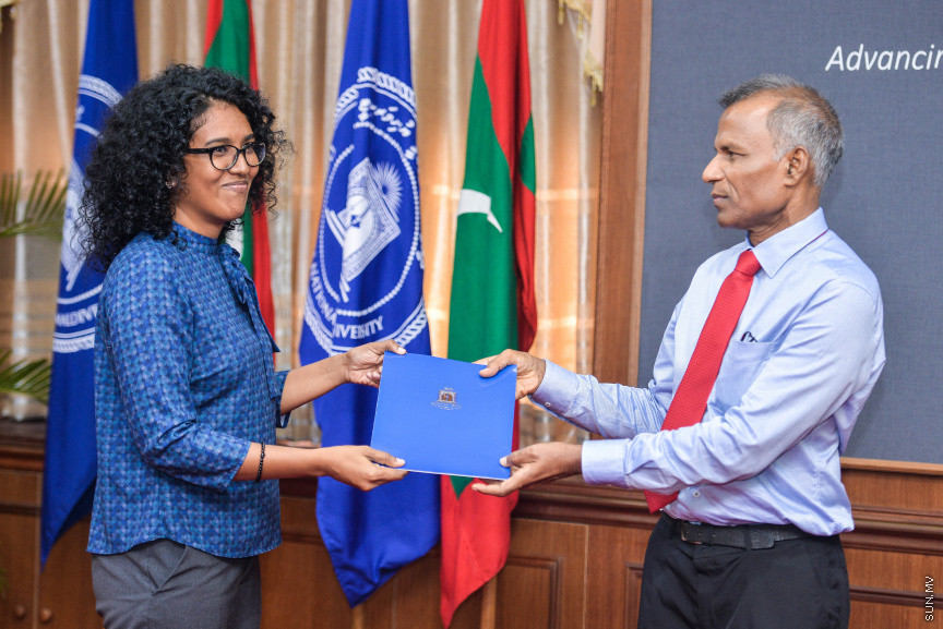 އޮކްޓޫބަރ 15، 2019: ދިވެހިރާއްޖޭގެ ޤައުމީ ޔުނިވާސިޓީގެ ރިސާޗް ގްރާންޓު އެވާޑް ހާސިލްކުރެއްވި ބޭފުޅުންނަށް ގްރާންޓް އެވޯޑް ހަވާލުކުރުމަށް ޔުނިވަސިޓީގައި ބޭއްވި ރަސްމިއްޔާތުގެ ތެރެއިން -- ސަން ފޮޓޯ/ ފަޔާޒު މޫސާ