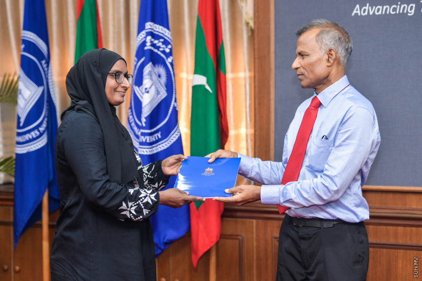އޮކްޓޫބަރ 15، 2019: ދިވެހިރާއްޖޭގެ ޤައުމީ ޔުނިވާސިޓީގެ ރިސާޗް ގްރާންޓު އެވާޑް ހާސިލްކުރެއްވި ބޭފުޅުންނަށް ގްރާންޓް އެވޯޑް ހަވާލުކުރުމަށް ޔުނިވަސިޓީގައި ބޭއްވި ރަސްމިއްޔާތުގެ ތެރެއިން -- ސަން ފޮޓޯ/ ފަޔާޒު މޫސާ