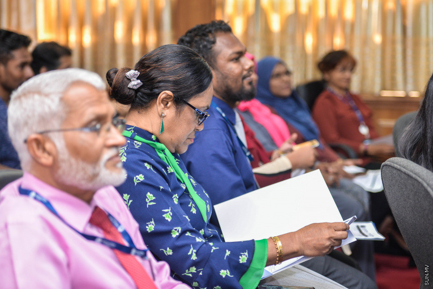އޮކްޓޫބަރ 15، 2019: ދިވެހިރާއްޖޭގެ ޤައުމީ ޔުނިވާސިޓީގެ ރިސާޗް ގްރާންޓު އެވާޑް ހާސިލްކުރެއްވި ބޭފުޅުންނަށް ގްރާންޓް އެވޯޑް ހަވާލުކުރުމަށް ޔުނިވަސިޓީގައި ބޭއްވި ރަސްމިއްޔާތުގެ ތެރެއިން -- ސަން ފޮޓޯ/ ފަޔާޒު މޫސާ