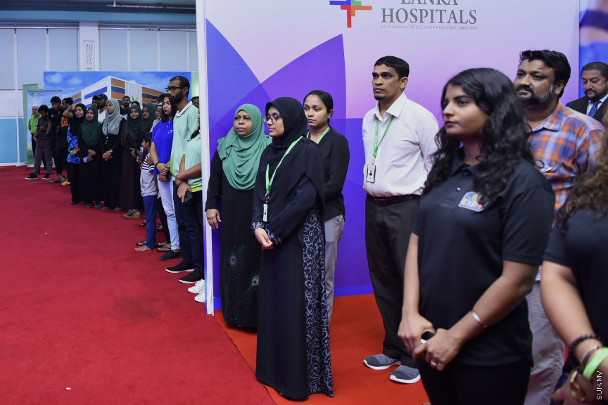 ރާއްޖޭގެ ސިއްހީ ދާއިރާ އިތުރަށް ތަރައްގީކޮށް މައުލޫމާތު ހިއްސާކުރުމަށް ބާއްވަމުން އަންނަ "މޯލްޑިވްސް މެޑިކަލް އެންޑް ހެލްތު އެކްސްޕޯ" މިޔަދު ދަރުބާރުގޭގައި ރަސްމީކޮށް  އިފްތިތާހުކުރުން -- ސަން ފޮޓޯ/ އަހުމަދު އަވްޝަން އިލްޔާސް
