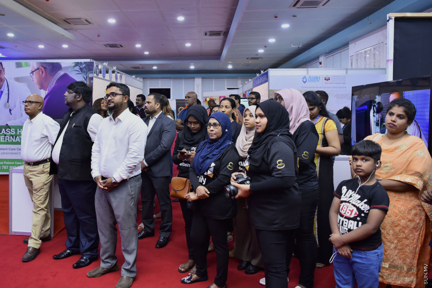 ރާއްޖޭގެ ސިއްހީ ދާއިރާ އިތުރަށް ތަރައްގީކޮށް މައުލޫމާތު ހިއްސާކުރުމަށް ބާއްވަމުން އަންނަ "މޯލްޑިވްސް މެޑިކަލް އެންޑް ހެލްތު އެކްސްޕޯ" މިޔަދު ދަރުބާރުގޭގައި ރަސްމީކޮށް  އިފްތިތާހުކުރުން -- ސަން ފޮޓޯ/ އަހުމަދު އަވްޝަން އިލްޔާސް