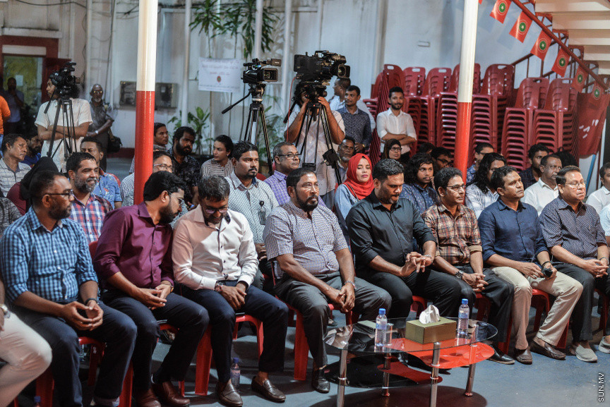 އޮކްޓޫބަރ 23، 2019: ޖުމްހޫރީ ޕާޓީއާއި އަލަށް ގުޅުން މެމްބަރުން ފޯމް ހަވާލުކުރުމަށް ކުނޫޒްގައި ބޭއްވި ރަސްމިއްޔާތުގެ ތެރެއިން -- ސަން ފޮޓޯ/ ފަޔާޒު މޫސާ