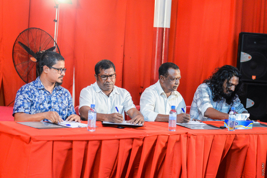 އޮކްޓޫބަރ 23، 2019: ޖުމްހޫރީ ޕާޓީއާއި އަލަށް ގުޅުން މެމްބަރުން ފޯމް ހަވާލުކުރުމަށް ކުނޫޒްގައި ބޭއްވި ރަސްމިއްޔާތުގެ ތެރެއިން -- ސަން ފޮޓޯ/ ފަޔާޒު މޫސާ