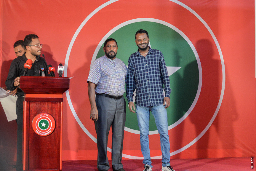 އޮކްޓޫބަރ 23، 2019: ޖުމްހޫރީ ޕާޓީއާއި އަލަށް ގުޅުން މެމްބަރުން ފޯމް ހަވާލުކުރުމަށް ކުނޫޒްގައި ބޭއްވި ރަސްމިއްޔާތުގެ ތެރެއިން -- ސަން ފޮޓޯ/ ފަޔާޒު މޫސާ
