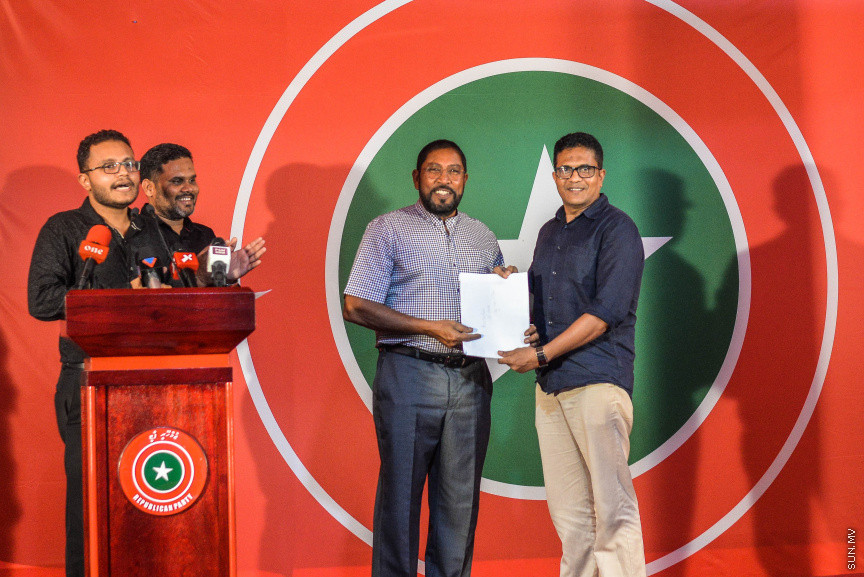 އޮކްޓޫބަރ 23، 2019: ޖުމްހޫރީ ޕާޓީއާއި އަލަށް ގުޅުން މެމްބަރުން ފޯމް ހަވާލުކުރުމަށް ކުނޫޒްގައި ބޭއްވި ރަސްމިއްޔާތުގެ ތެރެއިން -- ސަން ފޮޓޯ/ ފަޔާޒު މޫސާ