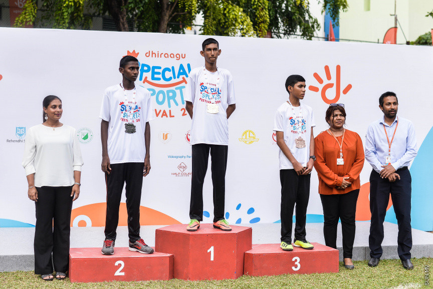 އޮކްޓޫބަރ 23، 2019: ހާއްސަ އެހީއަށް ބޭނުންވާ ކުދިންނަށް ހާއްސަކޮއްގެން ދިރާގުން ކުރިއަށް ގެންދާ "ދިރާގު ސްޕެޝަލް ސްޕޯޓްސް ފެސްޓިވަލް"ގެ ތެރެއިން -- ސަން ފޮޓޯ/ ފަޔާޒް މޫސާ
