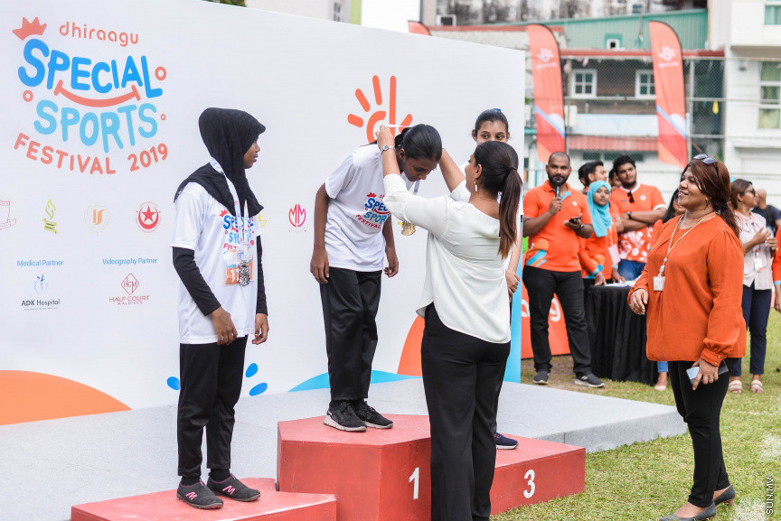 އޮކްޓޫބަރ 23، 2019: ހާއްސަ އެހީއަށް ބޭނުންވާ ކުދިންނަށް ހާއްސަކޮއްގެން ދިރާގުން ކުރިއަށް ގެންދާ "ދިރާގު ސްޕެޝަލް ސްޕޯޓްސް ފެސްޓިވަލް"ގެ ތެރެއިން -- ސަން ފޮޓޯ/ ފަޔާޒް މޫސާ