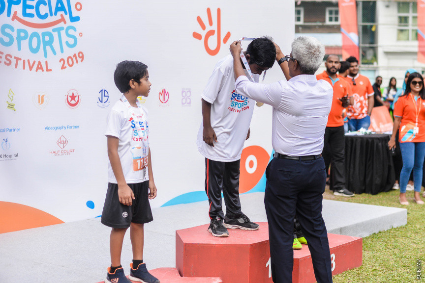 އޮކްޓޫބަރ 23، 2019: ހާއްސަ އެހީއަށް ބޭނުންވާ ކުދިންނަށް ހާއްސަކޮއްގެން ދިރާގުން ކުރިއަށް ގެންދާ "ދިރާގު ސްޕެޝަލް ސްޕޯޓްސް ފެސްޓިވަލް"ގެ ތެރެއިން -- ސަން ފޮޓޯ/ ފަޔާޒް މޫސާ