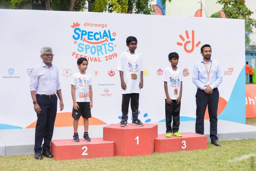 އޮކްޓޫބަރ 23، 2019: ހާއްސަ އެހީއަށް ބޭނުންވާ ކުދިންނަށް ހާއްސަކޮއްގެން ދިރާގުން ކުރިއަށް ގެންދާ "ދިރާގު ސްޕެޝަލް ސްޕޯޓްސް ފެސްޓިވަލް"ގެ ތެރެއިން -- ސަން ފޮޓޯ/ ފަޔާޒް މޫސާ
