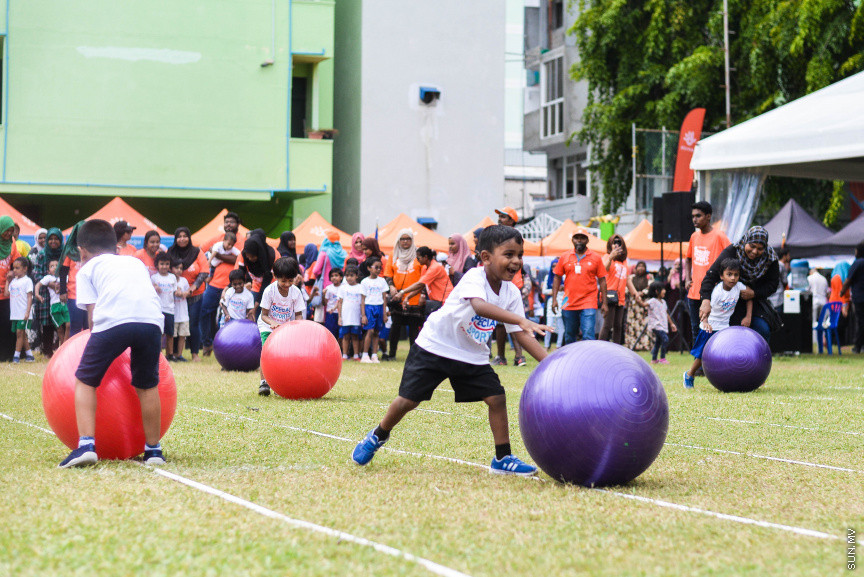 އޮކްޓޫބަރ 23، 2019: ހާއްސަ އެހީއަށް ބޭނުންވާ ކުދިންނަށް ހާއްސަކޮއްގެން ދިރާގުން ކުރިއަށް ގެންދާ "ދިރާގު ސްޕެޝަލް ސްޕޯޓްސް ފެސްޓިވަލް"ގެ ތެރެއިން -- ސަން ފޮޓޯ/ ފަޔާޒް މޫސާ