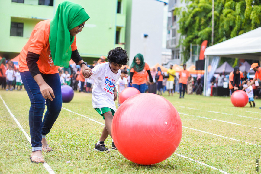 އޮކްޓޫބަރ 23، 2019: ހާއްސަ އެހީއަށް ބޭނުންވާ ކުދިންނަށް ހާއްސަކޮއްގެން ދިރާގުން ކުރިއަށް ގެންދާ "ދިރާގު ސްޕެޝަލް ސްޕޯޓްސް ފެސްޓިވަލް"ގެ ތެރެއިން -- ސަން ފޮޓޯ/ ފަޔާޒް މޫސާ