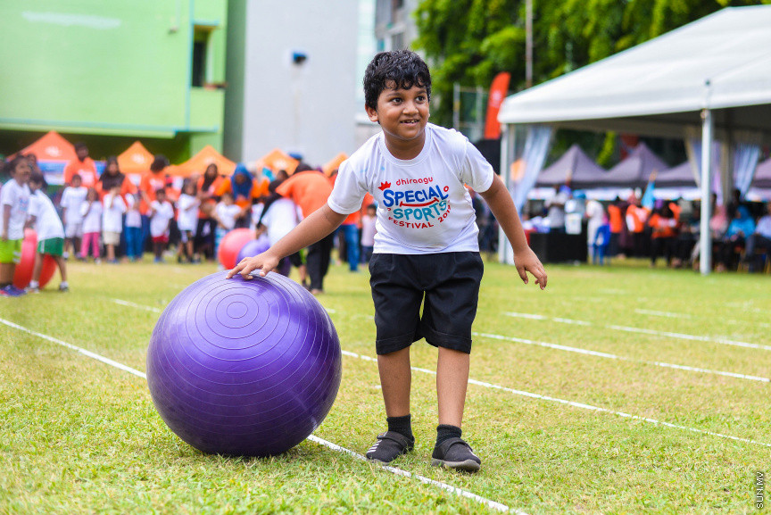 އޮކްޓޫބަރ 23، 2019: ހާއްސަ އެހީއަށް ބޭނުންވާ ކުދިންނަށް ހާއްސަކޮއްގެން ދިރާގުން ކުރިއަށް ގެންދާ "ދިރާގު ސްޕެޝަލް ސްޕޯޓްސް ފެސްޓިވަލް"ގެ ތެރެއިން -- ސަން ފޮޓޯ/ ފަޔާޒް މޫސާ