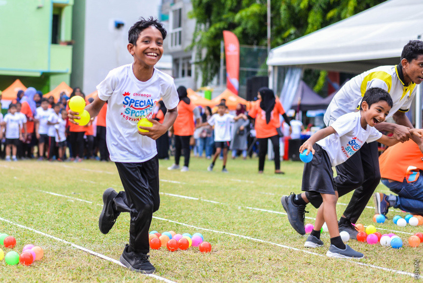 އޮކްޓޫބަރ 23، 2019: ހާއްސަ އެހީއަށް ބޭނުންވާ ކުދިންނަށް ހާއްސަކޮއްގެން ދިރާގުން ކުރިއަށް ގެންދާ "ދިރާގު ސްޕެޝަލް ސްޕޯޓްސް ފެސްޓިވަލް"ގެ ތެރެއިން -- ސަން ފޮޓޯ/ ފަޔާޒް މޫސާ