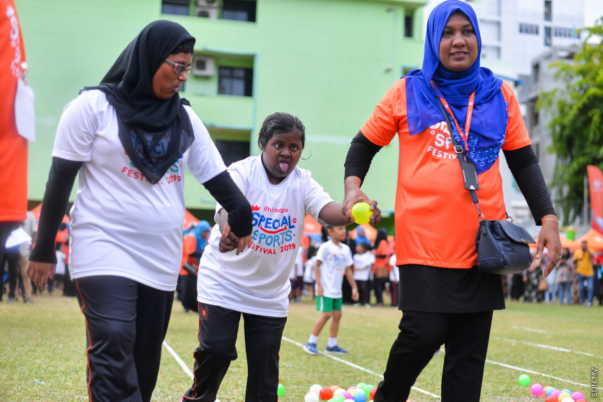 އޮކްޓޫބަރ 23، 2019: ހާއްސަ އެހީއަށް ބޭނުންވާ ކުދިންނަށް ހާއްސަކޮއްގެން ދިރާގުން ކުރިއަށް ގެންދާ "ދިރާގު ސްޕެޝަލް ސްޕޯޓްސް ފެސްޓިވަލް"ގެ ތެރެއިން -- ސަން ފޮޓޯ/ ފަޔާޒް މޫސާ