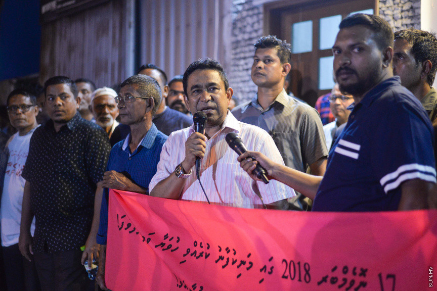 އޮކްޓޫބަރ 24، 2019: އެމްޑީއެން އުވާލަން ގޮވާލާ އިދިކޮޅު ޕީޕީއެމްއާއި ޕީއެންސީއިން، ޕީޕީއެމް އޮފިސް ދޮރުމަތީ ބޭއްވި އެއްވުމުގެ ތެރެއިން -- ސަން ފޮޓޯ/ ފަޔާޒު މޫސާ
