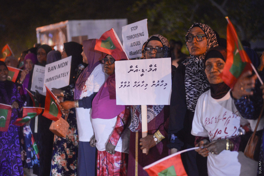 އޮކްޓޫބަރ 24، 2019: އެމްޑީއެން އުވާލަން ގޮވާލާ އިދިކޮޅު ޕީޕީއެމްއާއި ޕީއެންސީއިން، ޕީޕީއެމް އޮފިސް ދޮރުމަތީ ބޭއްވި އެއްވުމުގެ ތެރެއިން -- ސަން ފޮޓޯ/ ފަޔާޒު މޫސާ