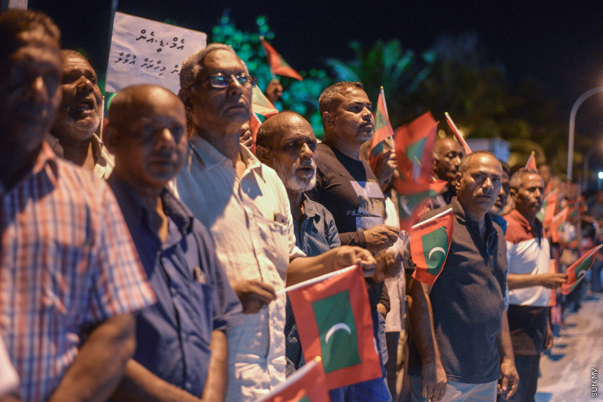 އޮކްޓޫބަރ 24، 2019: އެމްޑީއެން އުވާލަން ގޮވާލާ އިދިކޮޅު ޕީޕީއެމްއާއި ޕީއެންސީއިން، ޕީޕީއެމް އޮފިސް ދޮރުމަތީ ބޭއްވި އެއްވުމުގެ ތެރެއިން -- ސަން ފޮޓޯ/ ފަޔާޒު މޫސާ