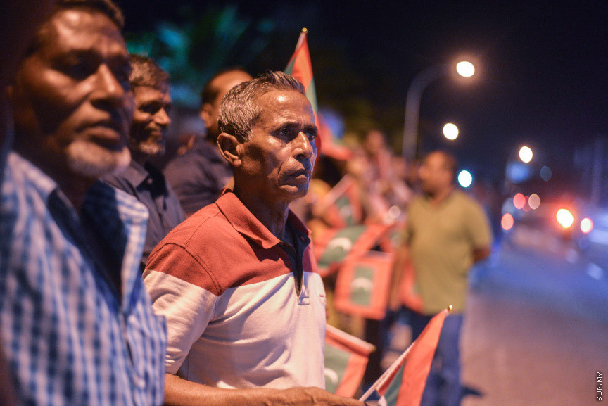 އޮކްޓޫބަރ 24، 2019: އެމްޑީއެން އުވާލަން ގޮވާލާ އިދިކޮޅު ޕީޕީއެމްއާއި ޕީއެންސީއިން، ޕީޕީއެމް އޮފިސް ދޮރުމަތީ ބޭއްވި އެއްވުމުގެ ތެރެއިން -- ސަން ފޮޓޯ/ ފަޔާޒު މޫސާ
