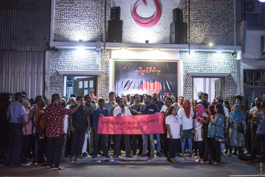 އޮކްޓޫބަރ 24، 2019: އެމްޑީއެން އުވާލަން ގޮވާލާ އިދިކޮޅު ޕީޕީއެމްއާއި ޕީއެންސީއިން، ޕީޕީއެމް އޮފިސް ދޮރުމަތީ ބޭއްވި އެއްވުމުގެ ތެރެއިން -- ސަން ފޮޓޯ/ ފަޔާޒު މޫސާ