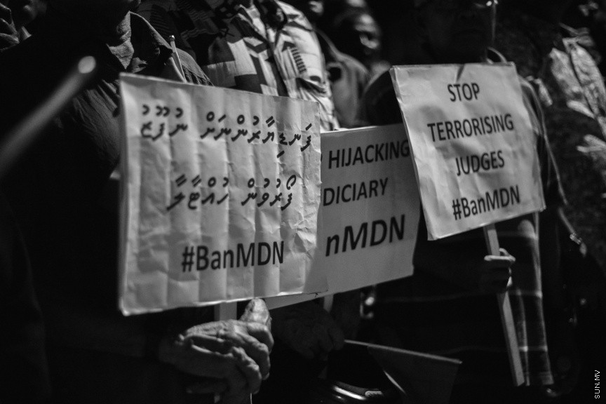 އޮކްޓޫބަރ 24، 2019: އެމްޑީއެން އުވާލަން ގޮވާލާ އިދިކޮޅު ޕީޕީއެމްއާއި ޕީއެންސީއިން، ޕީޕީއެމް އޮފިސް ދޮރުމަތީ ބޭއްވި އެއްވުމުގެ ތެރެއިން -- ސަން ފޮޓޯ/ ފަޔާޒު މޫސާ