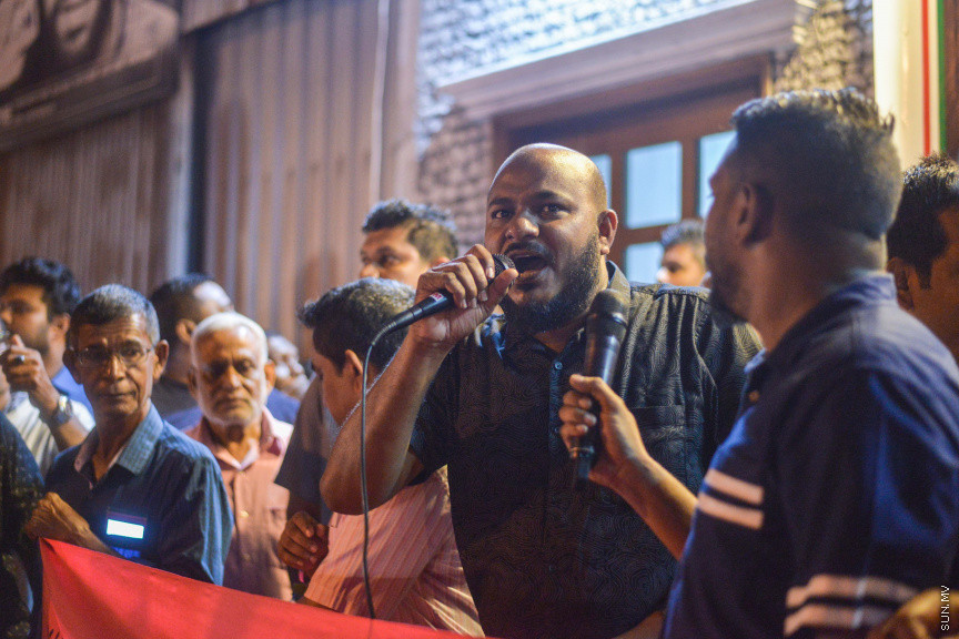 އޮކްޓޫބަރ 24، 2019: އެމްޑީއެން އުވާލަން ގޮވާލާ އިދިކޮޅު ޕީޕީއެމްއާއި ޕީއެންސީއިން، ޕީޕީއެމް އޮފިސް ދޮރުމަތީ ބޭއްވި އެއްވުމުގެ ތެރެއިން -- ސަން ފޮޓޯ/ ފަޔާޒު މޫސާ