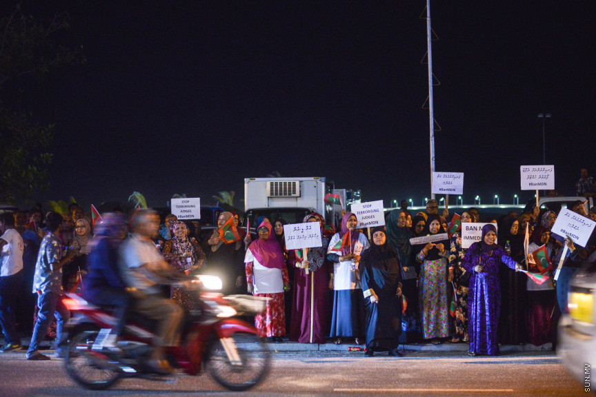 އޮކްޓޫބަރ 24، 2019: އެމްޑީއެން އުވާލަން ގޮވާލާ އިދިކޮޅު ޕީޕީއެމްއާއި ޕީއެންސީއިން، ޕީޕީއެމް އޮފިސް ދޮރުމަތީ ބޭއްވި އެއްވުމުގެ ތެރެއިން -- ސަން ފޮޓޯ/ ފަޔާޒު މޫސާ