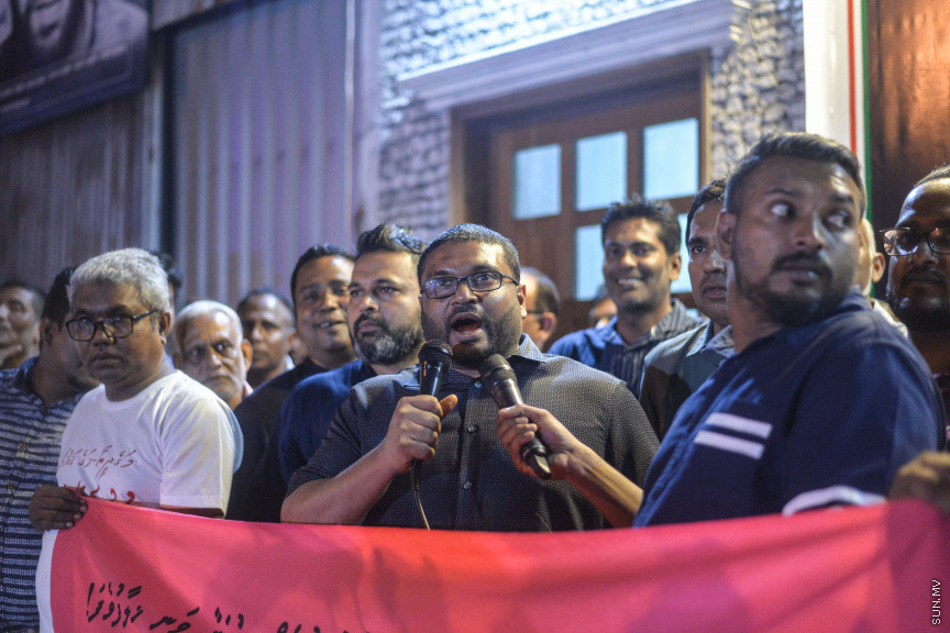 އޮކްޓޫބަރ 24، 2019: އެމްޑީއެން އުވާލަން ގޮވާލާ އިދިކޮޅު ޕީޕީއެމްއާއި ޕީއެންސީއިން، ޕީޕީއެމް އޮފިސް ދޮރުމަތީ ބޭއްވި އެއްވުމުގެ ތެރެއިން -- ސަން ފޮޓޯ/ ފަޔާޒު މޫސާ