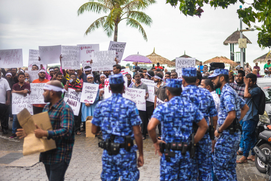 އޮކްޓޫބަރ 25، 2019: އިސްލާމް ދީނާ ހިލާފު ވާހަކަތަކެއް ހިމަނައި، ރިޕޯޓުު ނެރުނު މޯލްޑިވިއަން ޑިމޮކްރެސީ ނެޓްވޯކް (އެމްޑީއެން) އުވާލުމަށް ގޮވާލާ މާލޭގައި ކުރި މުޒާހިރާގެ ތެރެއިން -- ސަން ފޮޓޯ/ ފަޔާޒު މޫސާ