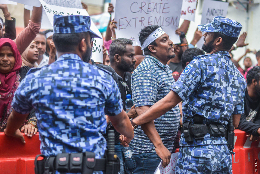 އޮކްޓޫބަރ 25، 2019: އިސްލާމް ދީނާ ހިލާފު ވާހަކަތަކެއް ހިމަނައި، ރިޕޯޓުު ނެރުނު މޯލްޑިވިއަން ޑިމޮކްރެސީ ނެޓްވޯކް (އެމްޑީއެން) އުވާލުމަށް ގޮވާލާ މާލޭގައި ކުރި މުޒާހިރާގެ ތެރެއިން -- ސަން ފޮޓޯ/ ފަޔާޒު މޫސާ