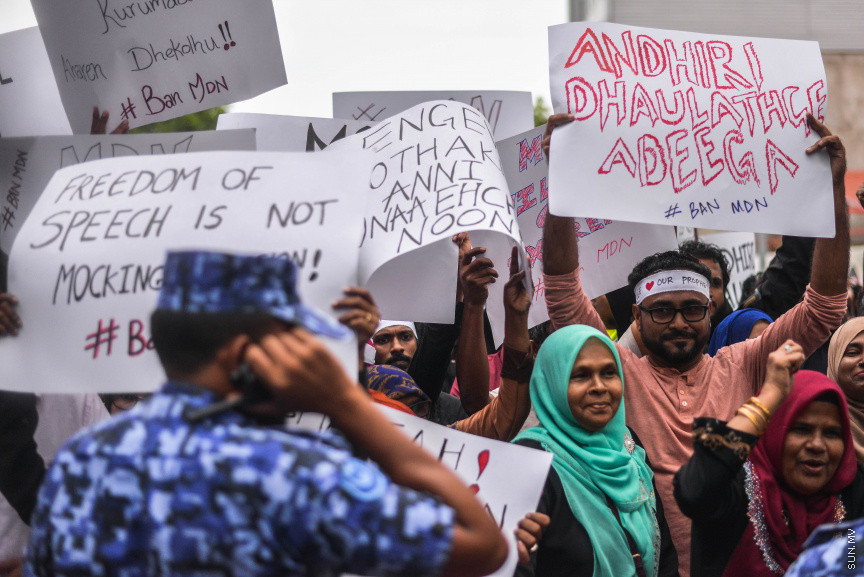 އޮކްޓޫބަރ 25، 2019: އިސްލާމް ދީނާ ހިލާފު ވާހަކަތަކެއް ހިމަނައި، ރިޕޯޓުު ނެރުނު މޯލްޑިވިއަން ޑިމޮކްރެސީ ނެޓްވޯކް (އެމްޑީއެން) އުވާލުމަށް ގޮވާލާ މާލޭގައި ކުރި މުޒާހިރާގެ ތެރެއިން -- ސަން ފޮޓޯ/ ފަޔާޒު މޫސާ