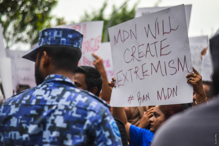 އޮކްޓޫބަރ 25، 2019: އިސްލާމް ދީނާ ހިލާފު ވާހަކަތަކެއް ހިމަނައި، ރިޕޯޓުު ނެރުނު މޯލްޑިވިއަން ޑިމޮކްރެސީ ނެޓްވޯކް (އެމްޑީއެން) އުވާލުމަށް ގޮވާލާ މާލޭގައި ކުރި މުޒާހިރާގެ ތެރެއިން -- ސަން ފޮޓޯ/ ފަޔާޒު މޫސާ