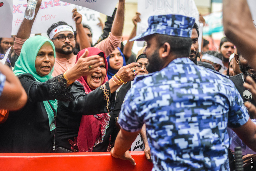 އޮކްޓޫބަރ 25، 2019: އިސްލާމް ދީނާ ހިލާފު ވާހަކަތަކެއް ހިމަނައި، ރިޕޯޓުު ނެރުނު މޯލްޑިވިއަން ޑިމޮކްރެސީ ނެޓްވޯކް (އެމްޑީއެން) އުވާލުމަށް ގޮވާލާ މާލޭގައި ކުރި މުޒާހިރާގެ ތެރެއިން -- ސަން ފޮޓޯ/ ފަޔާޒު މޫސާ